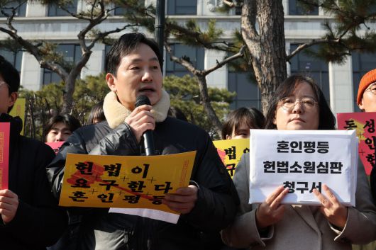 혼인평등 헌법소원 기자회견이 14일 오전 서울 종로구 헌법재판소 앞에서 열려 천정남(왼쪽)씨가 헌법소원 청구인 당사자 발언을 하고 있다. 김태형 기자