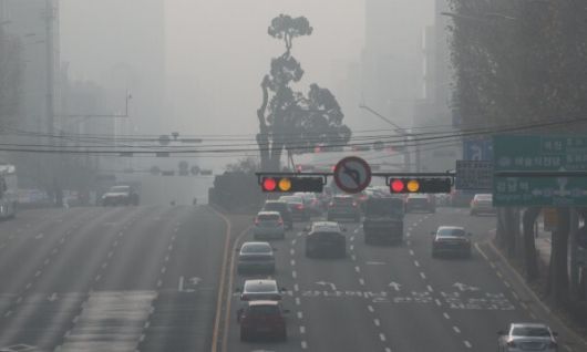 전국적으로 미세먼지 나쁨을 보인 지난달 21일 오전 서울 서초구 서초역사거리 인근의 시야가 뿌옇게 흐려 있다. 김태형 기자