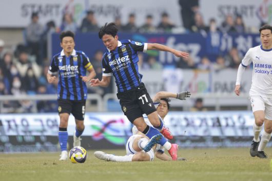 인천 유나이티드의 박승호가 1일 열린 K리그2 수원 삼성과 경기에서 공을 다투고 있다. 한국프로축구연맹 제공