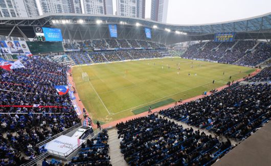 1일 인천축구전용경기장에서 열린 K리그2 인천 유나이티드와 수원 삼성의 경기에서 팬들이 경기를 지켜보고 있다. 연합뉴스