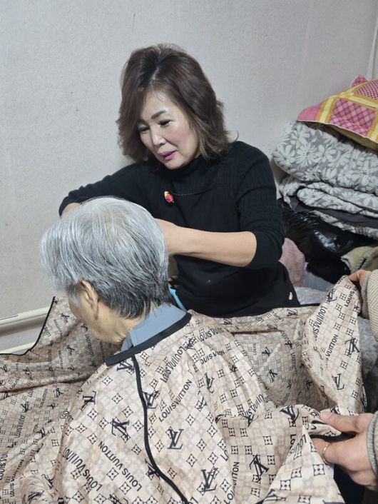 지난달 14일 정다교 ‘두앤비헤어’ 원장이 전주 시내인 금암동에서 홀로 사는 최아무개(81) 할머니의 머리를 잘라주고 있다. 김소연 기자 dandy@hani.co.kr