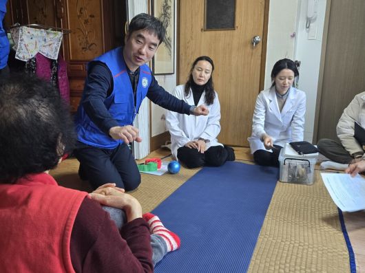 지난달 14일 전주비전대학교 물리치료학과, 치위생과 교수들이 홀로 지내는 김아무개 할머니의 집을 방문해 재활운동과 구강관리를 해주고 있다. 김소연 기자 dandy@hani.co.kr