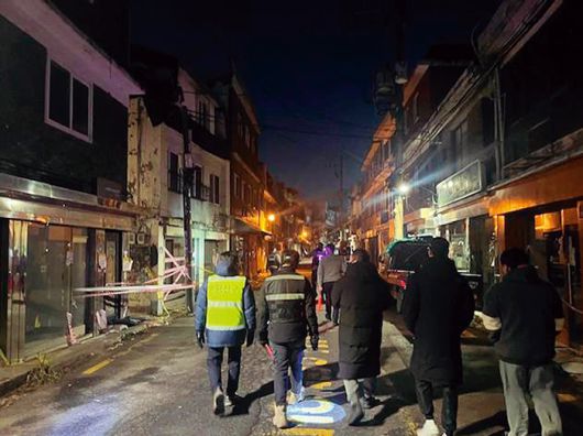 한남3구역 민관경(용산구청, 한남·보광 파출소, 조합 임원 및 범죄예방·이주관리 용역업체) 합동 야간순찰 모습. 용산구 제공