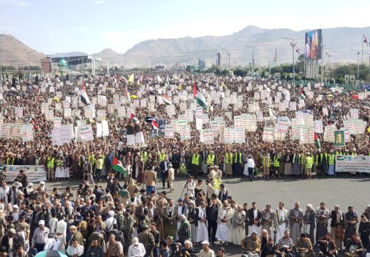 후티 지지자들이 17일(현지시각) 예멘 사나에서 미국의 후티 진지 공습에 반대하는 시위에 참석하고 있다. 사나/EPA 연합뉴스