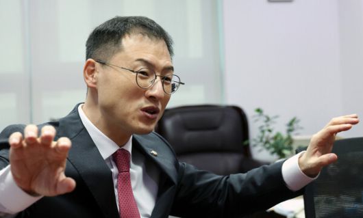 김상욱 국민의힘 의원이 17일 오후 국회 의원회관에서 한겨레와 인터뷰를 하고 있다. 김경호 선임기자 jijae@hani.co.kr