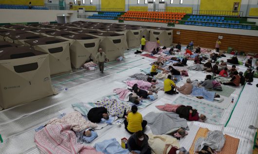 산청, 의성, 울주, 김해 등 경상도 지역에 동시다발적인 산불이 지속되고 있는 가운데 23일 오전 경북 의성군 의성읍 의성체육관으로 몸을 피한 이재민들이 휴식을 취하고 있다. 김영원 기자 forever@hani.co.kr