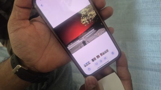 이주노동자 범나투가 산불로 간밤을 뜬눈으로 지샜다며 22일 밤 회사에서 찍은 사진을 보여주고 있다. 주성미 기자