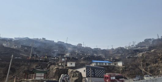 26일 ‘따개비마을’로 부르는 경북 영덕군 영덕읍 석리가 불에 탄 모습. 주성미 기자