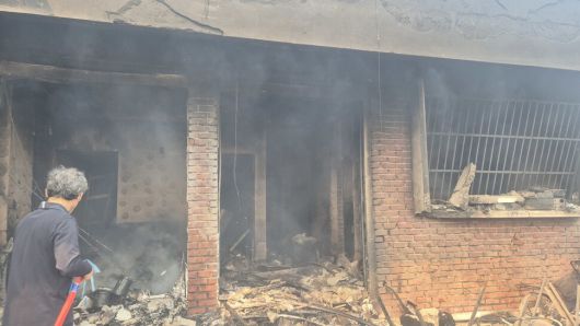 26일 경북 영덕군 영덕읍 매정1리 들머리에 불 탄 집에 이웃주민이 물을 뿌리고 있다. 주성미 기자