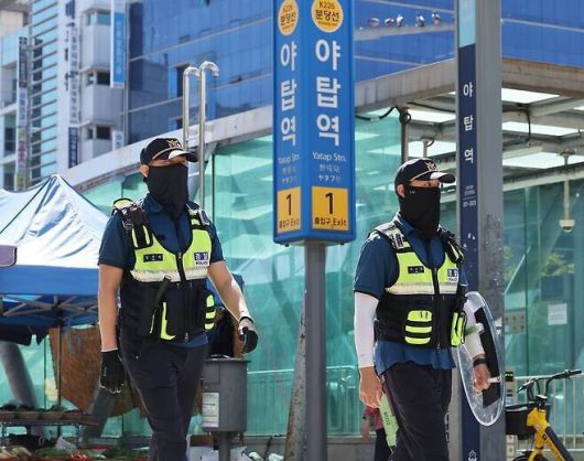 흉기 난동 예고 글이 올라온 경기도 성남시 수인분당선 야탑역에서 지난해 9월23일 오후 경찰이 순찰하고 있다. 연합뉴스