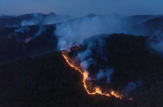 지난 27일 경북 안동시 남후면 고상리 인근 중앙고속도로를 따라 불길이 길게 이어진 모습. 연합뉴스