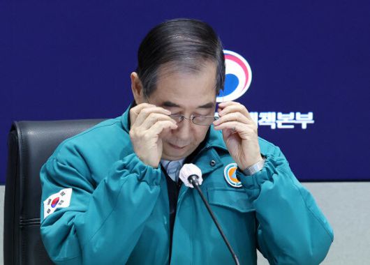 한덕수 대통령 권한대행 국무총리가 29일 정부서울청사에서 산불 대응 중앙재난안전대책본부 회의를 준비하고 있다. 연합뉴스