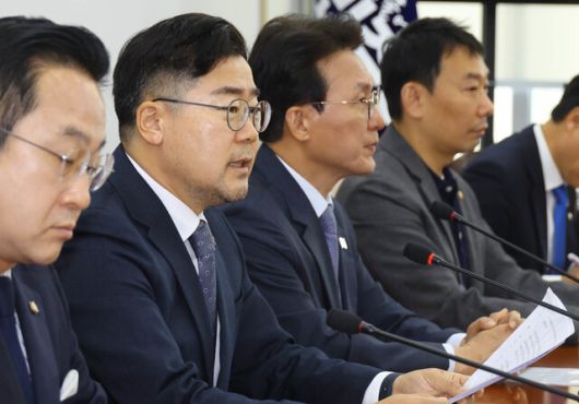 박찬대 더불어민주당 원내대표가 30일 오전 국회에서 기자간담회를 열고 한덕수 대통령 권한대행 국무총리에게 마은혁 헌법재판관 임명을 촉구하고 있다. 윤운식 선임기자 yws@hani.co.kr