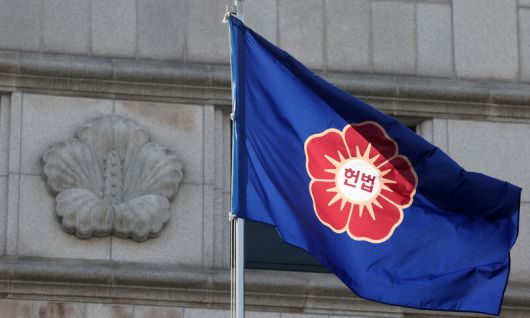 윤석열 대통령 탄핵심판 선고 시기가 주목받는 가운데, 지난 11일 오후 서울 종로구 헌법재판소 깃발이 바람에 흔들리고 있다. 김영원 기자 forever@hani.co.kr