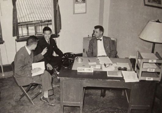 한국전쟁 시기인 1950년 11월 부산으로 임시 이전한 미국공보원의 운영 책임자 유진 크네즈(맨 오른쪽). 국사편찬위원회 제공