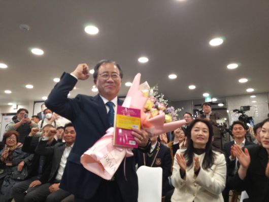 김석준 부산시교육감 당선자가 당선이 확정되자 주먹을 불끈 쥐고 있다. 김광수 선임기자