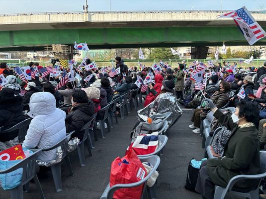 윤석열 대통령 탄핵심판 선고를 앞둔 4일 오전 서울 한남동 대통령 관저 앞에 윤 대통령 지지자들이 모여 있다. 임재희 기자