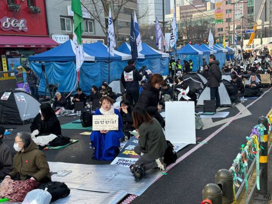 윤석열 대통령 탄핵 선고를 앞둔 4일 철야농성을 벌인 시민들이 아침을 맞고 있다. 정봉비 기자