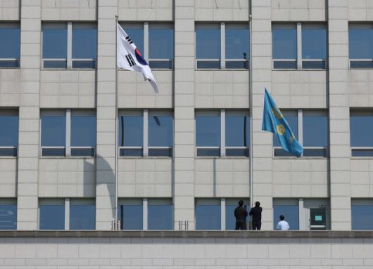 4일 서울 용산구 대통령실에 걸려있던 봉황기(왼쪽)가 헌법재판소의 윤석열 대통령 탄핵 인용 이후 대통령실 관계자들에 의해 내려지고 있다. 대통령실사진기자단