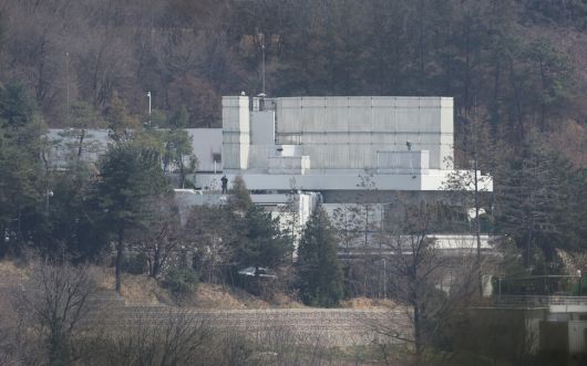 헌법재판소의 윤석열 탄핵 인용 선고 직후인 4일 오전 서울 용산구 관저에 경비가 삼엄하다. 신소영 기자 viator@hani.co.kr