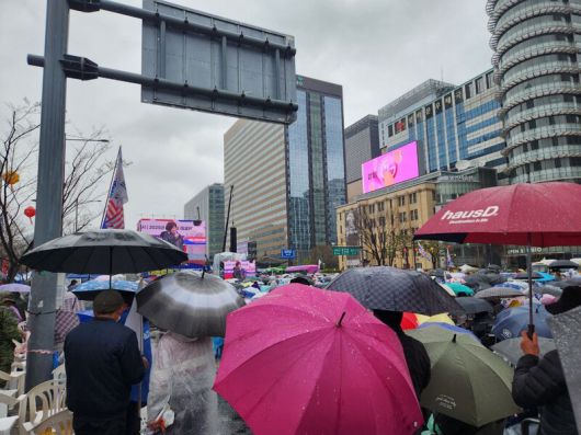 윤석열 전 대통령 파면 하루가 지난 5일 오후 자유통일당 등이 연 ‘국민저항권 광화문 국민대회’에 윤 전 대통령 지지자들이 참여하고 있다. 박고은 기자
