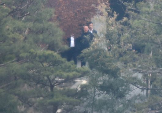 지난 2일 서울 용산구 한남동 관저에서 산책하는 윤석열. 연합뉴스