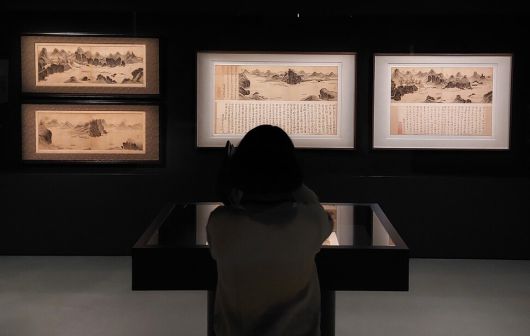 이번 전시의 주요 볼거리 중 하나인 겸재의 임진강 기행그림첩 ‘연강임술첩’의 전시 영역. 노형석 기자