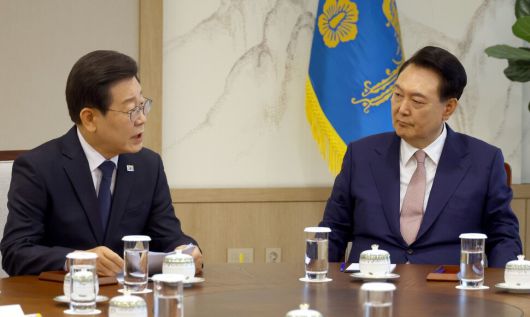 이재명 더불어민주당 대표가 2024년 4월29일 오후 서울 용산 대통령실 청사에서 열린 회담에서 선거로 드러난 민심 수용, 국정 방향 전환 등 원고를 보며 발언을 이어가자 윤석열 대통령이 굳은 표정으로 이 대표의 발언을 듣고 있다. 윤운식 선임기자 yws@hani.co.kr