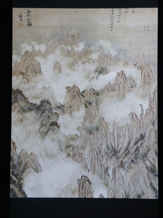 1층 전시 공간에서 만날 수 있는 겸재의 금강산 그림 동영상의 일부분. 금강전도와 신묘년화첩, 해악전신첩 등 대표적인 금강산 그림 명작들의 세부를 실제로 드론을 타고 유람하는 듯한 느낌을 주는 동영상으로 편집해 화첩 속 실제 작품들의 연관 관계를 일목요연하게 파악할 수 있게 했다. 노형석 기자