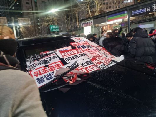 윤석열 전 대통령의 내란 우두머리 혐의에 대한 구속 전 피의자 심문(영장실질심사)을 마치고 법원을 빠져나가던 고위공직자범죄수사처(공수처) 차량이 공덕역 부근에서 시위대에 가로막혔다. 고나린 기자