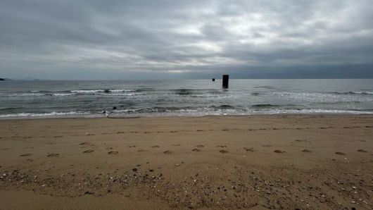 지난해 10월 일본 야마구치현 우베시 도코나미 바다 위에 일제강점기 조선이 노동자 등이 수몰된 조세이 탄광의 환기구 구실을 했던 \'피야\' 두 개가 모습을 드러내고 있다. 우베(야마구치현)/홍석재 특파원