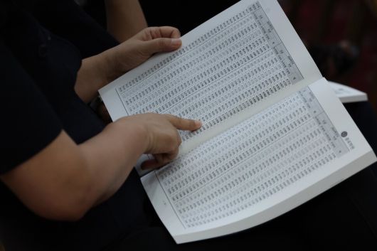 ‘종로학원 2025대입 수시, 정시 지원전략 특집 설명회’에서 한 학부모가 배치표를 보고 있다. 한겨레 자료