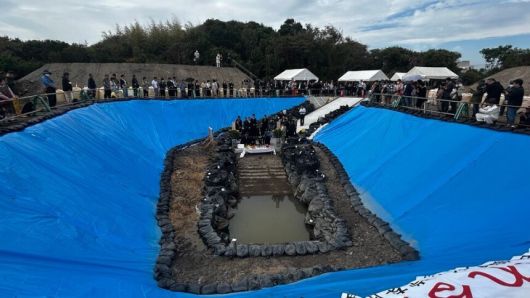 지난해 10월 일본 야마구치현 우베시 조세이 탄광 입구에서 열린 일제강점기 조선인 노동자 추도식에 한일 시민들과 유가족 등이 모여 있다. 우베(야마구치현)/홍석재 특파원