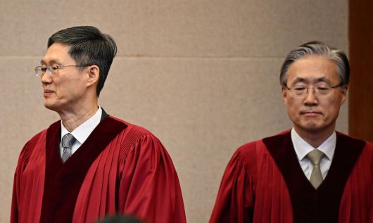 문형배 헌법재판소장 권한대행과 김형두 헌법재판관이 지난 4일 서울 종로구 헌법재판소 대심판정에서 열린 윤석열 전 대통령 탄핵심판 선고를 위해 입장하고 있다. 사진공동취재단