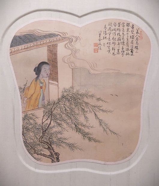 이번 전시에 처음 공개된 채색화가 이당 김은호의 비단부채 그림. 높은 누대 위의 아름다운 여인을 그렸다. 노형석 기자