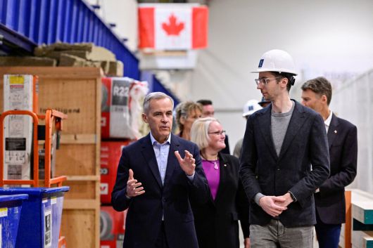 마크 카니 캐나다 총리가 8일(현지시각) 캐나다 브리티시컬럼비아주 델타의 목재 회사인 ‘인텔리전트 시티’를 방문해 올리버 데이비드 크리그 대표와 대화하고 있다. 트럼프 대통령은 지난달 원목, 목재 등의 수입이 국가안보에 미치는 영향을 조사할 것을 상무부에 지시하는 내용의 행정명령에 서명했다. 미국 목재 수입품의 절반이 캐나다산이다. 델타/로이터 연합뉴스