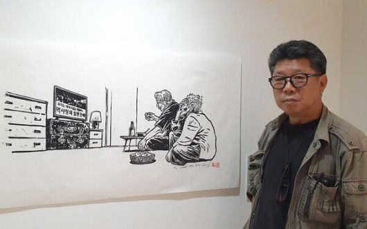 작품 ‘어떤 모자-역사 정의 실현 만세’ 앞에 선 박경훈 작가. 허호준 기자