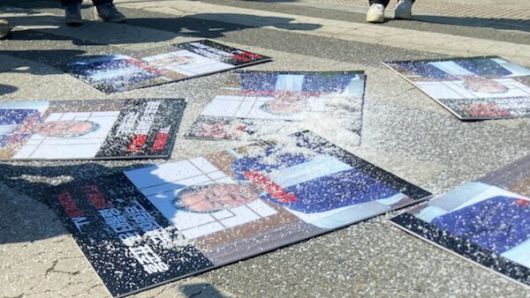 11일 오전 대구시청 산격청사 앞에서 대구시민단체연대회의·민주노동 대구본부·윤석열퇴진 대구시국회의 등 10개 시민단체는 ‘홍준표 시장 퇴임 기념 기자회견’을 열어 홍 시장 얼굴이 박힌 커다란 손팻말을 바닥에 놓고 소금과 팥을 뿌렸다. 윤석열퇴진 대구시국회의 제공