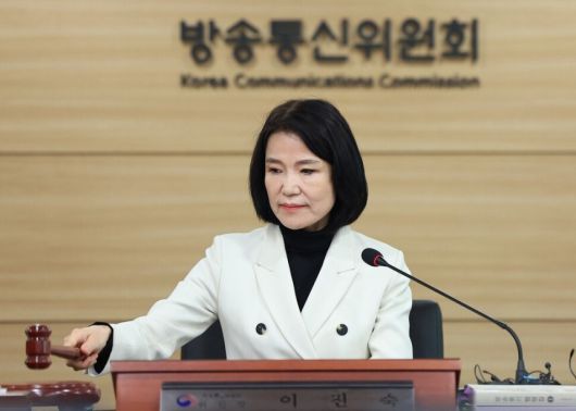 이진숙 방송통신위원장이 3월19일 정부과천청사 방통위에서 열린 6차 회의에서 개회 선언을 하고 있다. 연합뉴스