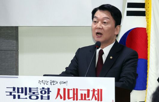 안철수 국민의힘 의원이 13일 오전 국회 의원회관에서 대선공약을 발표하고 있다. 김경호 선임기자 jijae@hani.co.kr