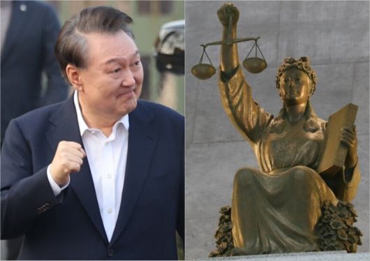 윤석열 대통령이 지난달 8일 오후 경기 의왕시 서울구치소에서 석방돼 지지자들에게 인사하며 주먹을 쥐고 있다(왼쪽). 김영원 기자 forever@hani.co.kr 오른쪽은 대법원 정의의 여신상. 연합뉴스