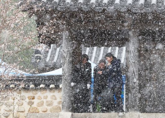 13일 경남 함양군 서상면 문태서 의병장 생가에서 열린 ‘제112주기 문태서 의병장 추모제향’에서 함박눈이 내리고 있다. 연합뉴스