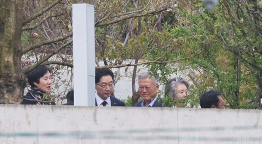 더불어민주당 대통령 후보 경선에 나선 김경수 전 경남지사가 14일 오후 경남 양산시 하북면 평산마을 문재인 전 대통령 사저 마당에서 문 전 대통령 내외와 정문 쪽을 바라보고 있다. 왼쪽부터 김 전 지사 부인 김정순씨, 김 전 지사, 문 전 대통령, 김정숙 여사. 연합뉴스