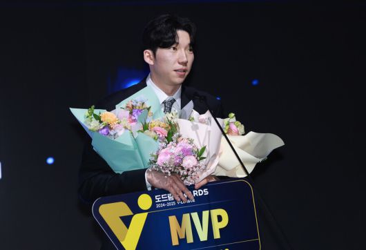 현대캐피탈 허수봉이 14일 서울 서대문구 스위스그랜드호텔에서 열린 프로배구 도드람 2024∼2025 V리그 시상식에서 정규리그 MVP를 수상한 뒤 소감을 말하고 있다. 연합뉴스