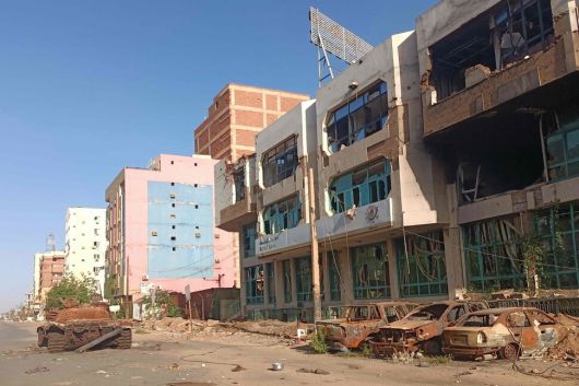 지난달 29일 수단 수도 하르툼에 곳곳이 파괴된 거리가 보인다. AFP 연합뉴스