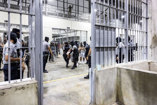 12일(현지시각) 엘살바도르 테콜루카에 있는 테러감금센터(CECOT) 교도소에 수감된 이들 모습. 테콜루카/로이터 연합뉴스