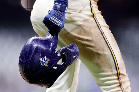 밀워키 브루어스 선수 헬멧에 부착된 재키 로빈슨 로고. 밀워키/AFP 연합뉴스