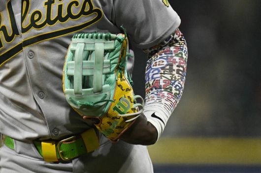애슬레틱스 외야수 로렌스 버틀러가 15일(한국시각) 레이트 필드에서 열린 2025 메이저리그 시카고 화이트삭스와 경기에서 42번이 새겨진 팔 보호대를 착용하고 있다. AP 연합뉴스