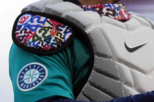 시애틀 매리너스 미치 가버가 15일(현지시각) 미국 오하이오주 신시내티의 그레이트 아메리칸 볼 파크에서 열린 2025 메이저리그 신시내티 레즈와의 경기에 42번이 새겨진 프로텍터를 착용하고 있다. 신시내티/AFP 연합뉴스