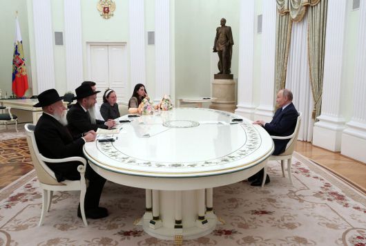 16일(현지시각) 러시아 모스크바 크렘린에 하마스에 의해 가자지구에 인질로 붙잡혀있었던 트루파노프 가족들이 블라디미르 푸틴 대통령(오른쪽)과의 회담에 참석하고 있다. 모스크바/EPA 연합뉴스